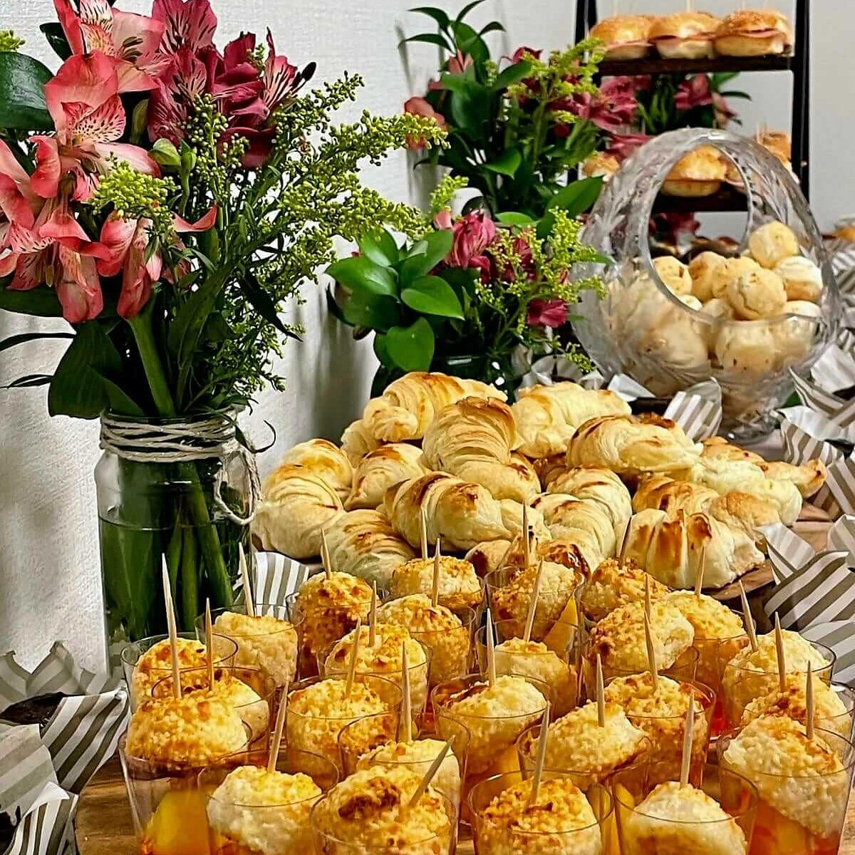 Mesa de coffee break corporativo da Solaris Gastronomia com salgados e apresentação elegante
