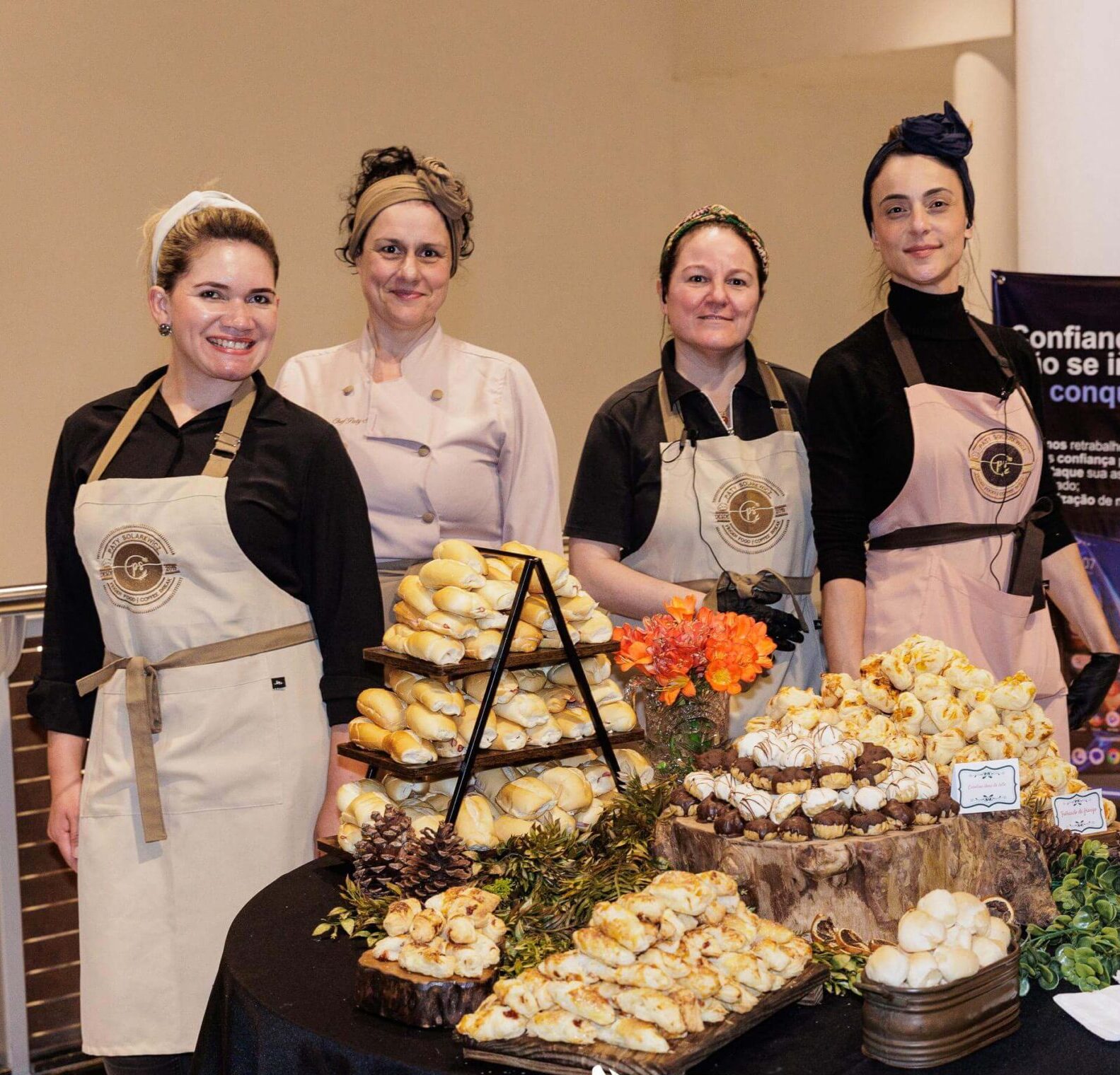 Equipe da Solaris Gastronomia em evento corporativo com mesa montada
