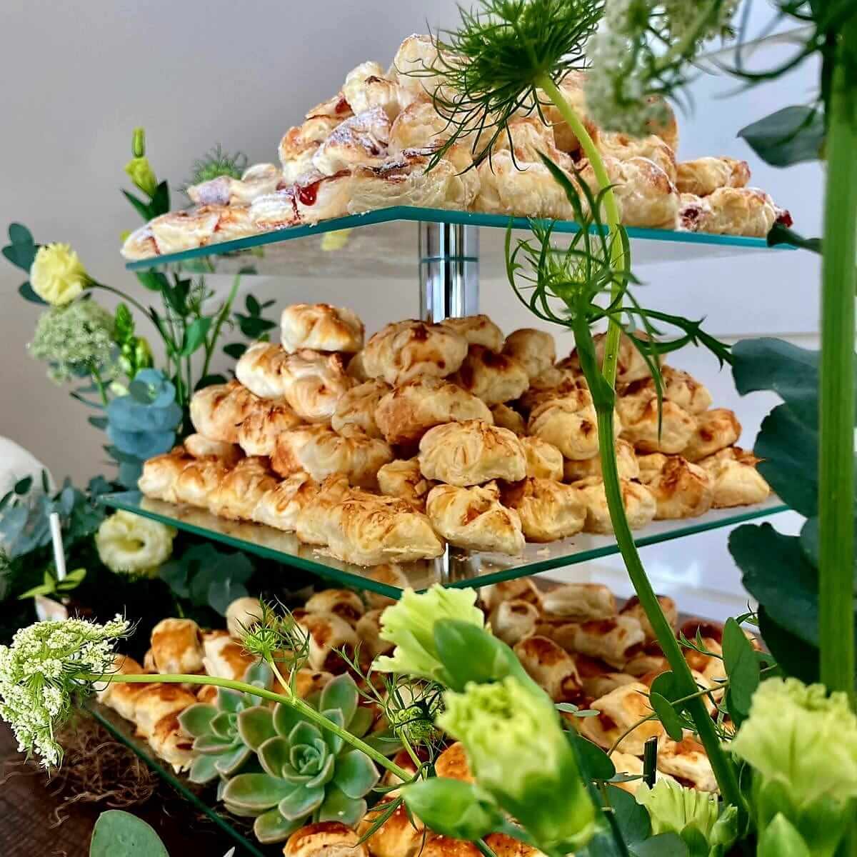 Mesa de coffee break corporativo da Solaris Gastronomia com salgados e apresentação elegante