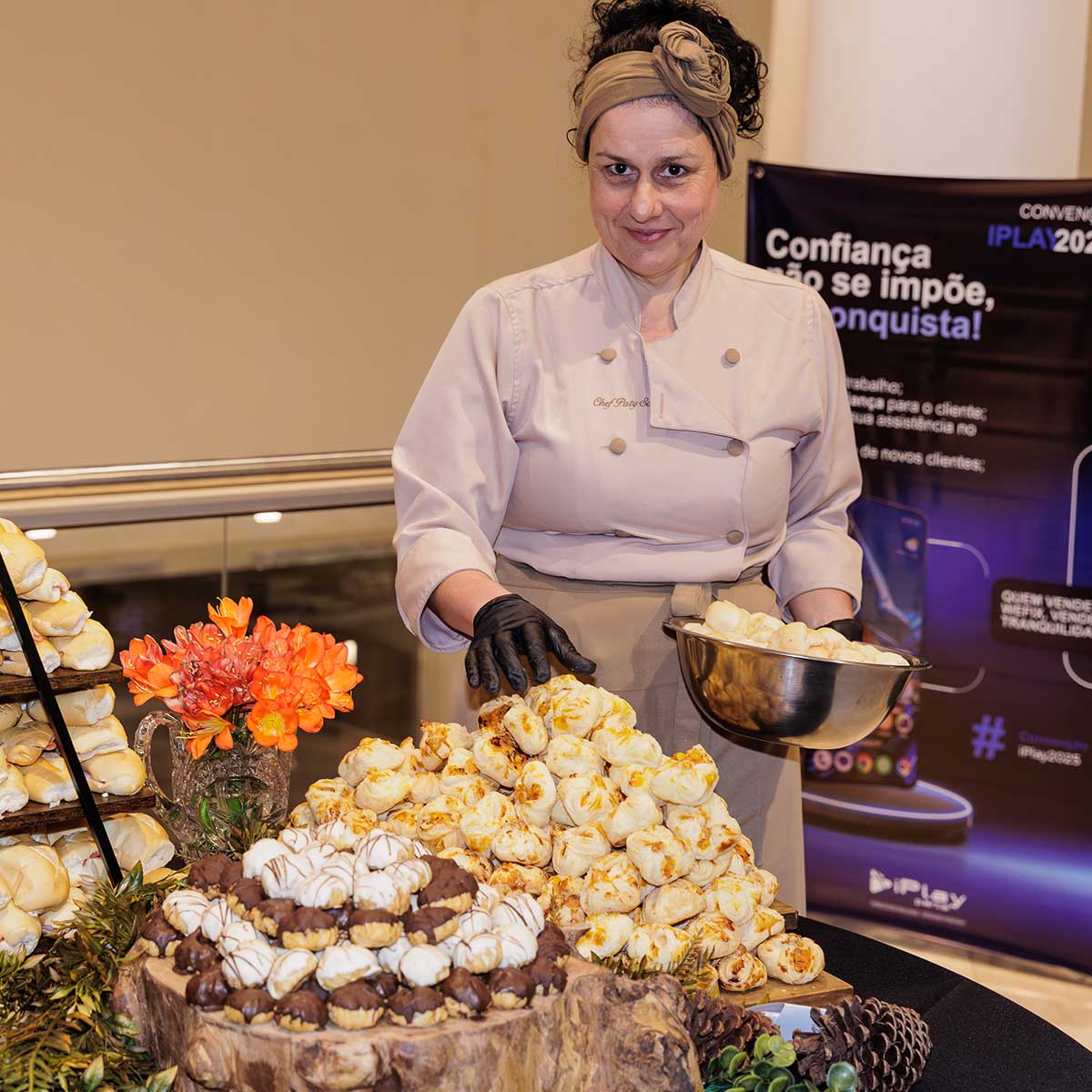 Mesa de coffee break corporativo da Solaris Gastronomia com estrutura montada no cliente