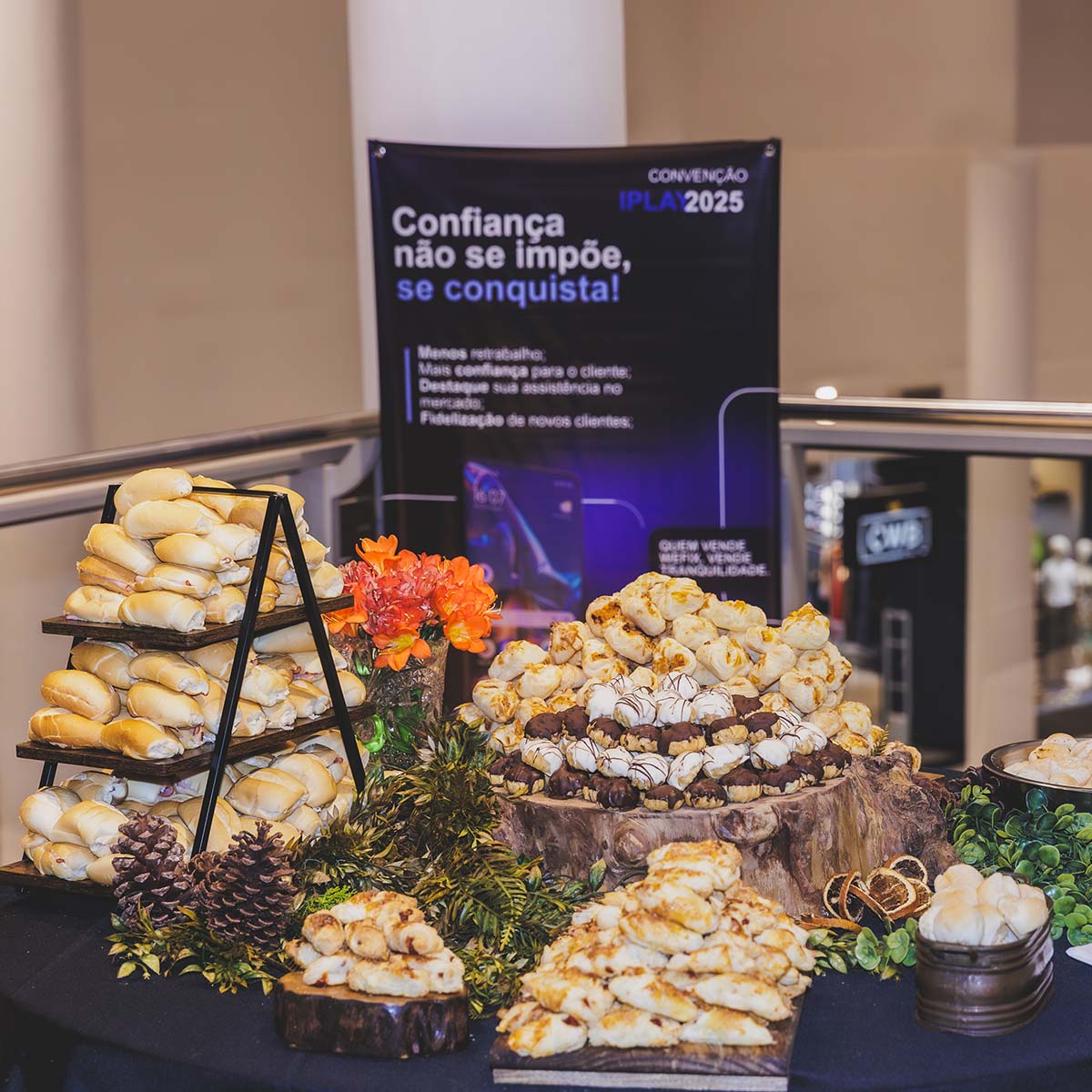 Mesa de coffee break corporativo da Solaris Gastronomia com estrutura montada no cliente