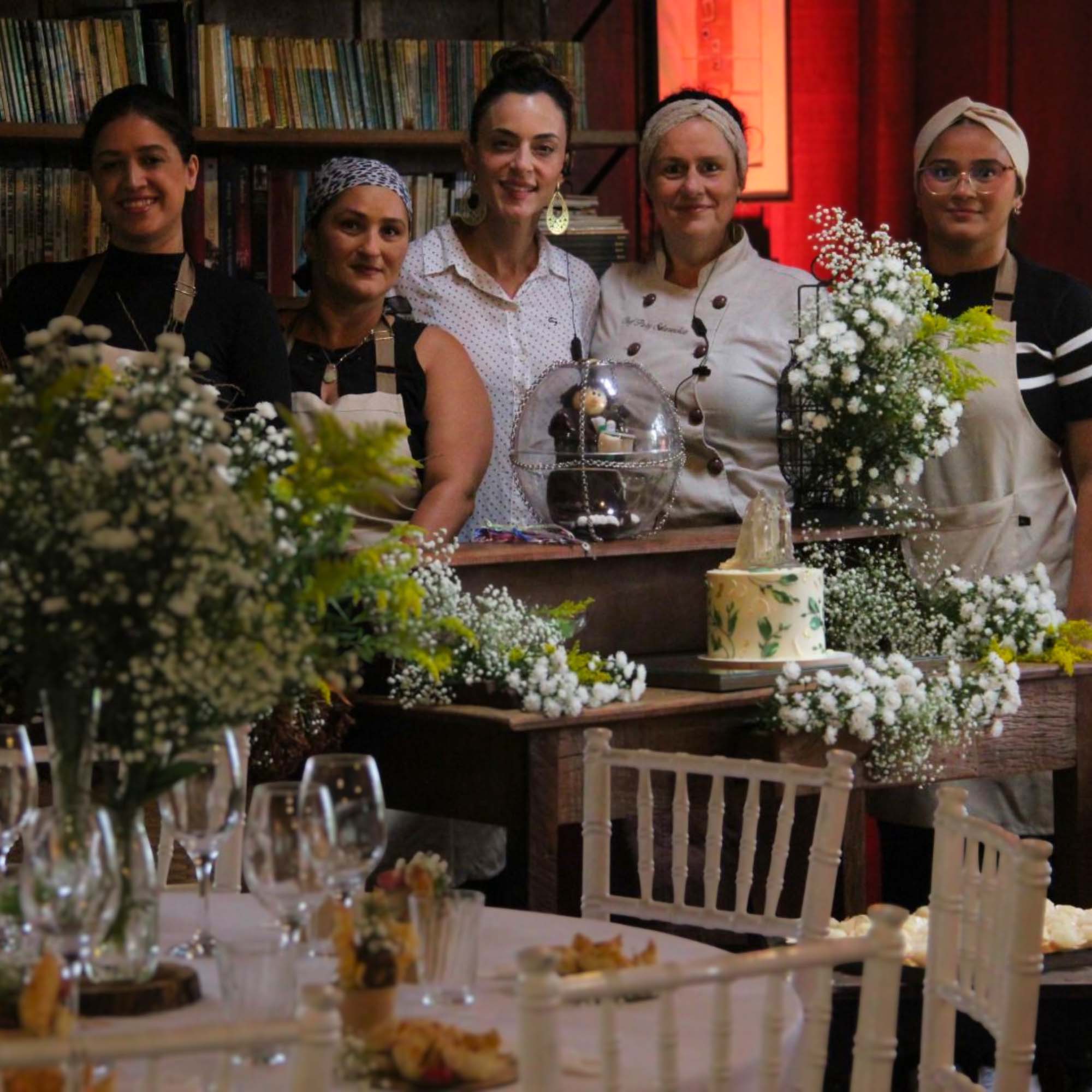 Chef Paty da Solaris Gastronomia durante a montagem de evento corporativo