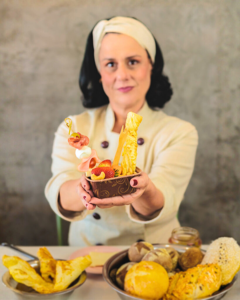 Cheff corporativa da Solaris Gastronomia com montagem de prato