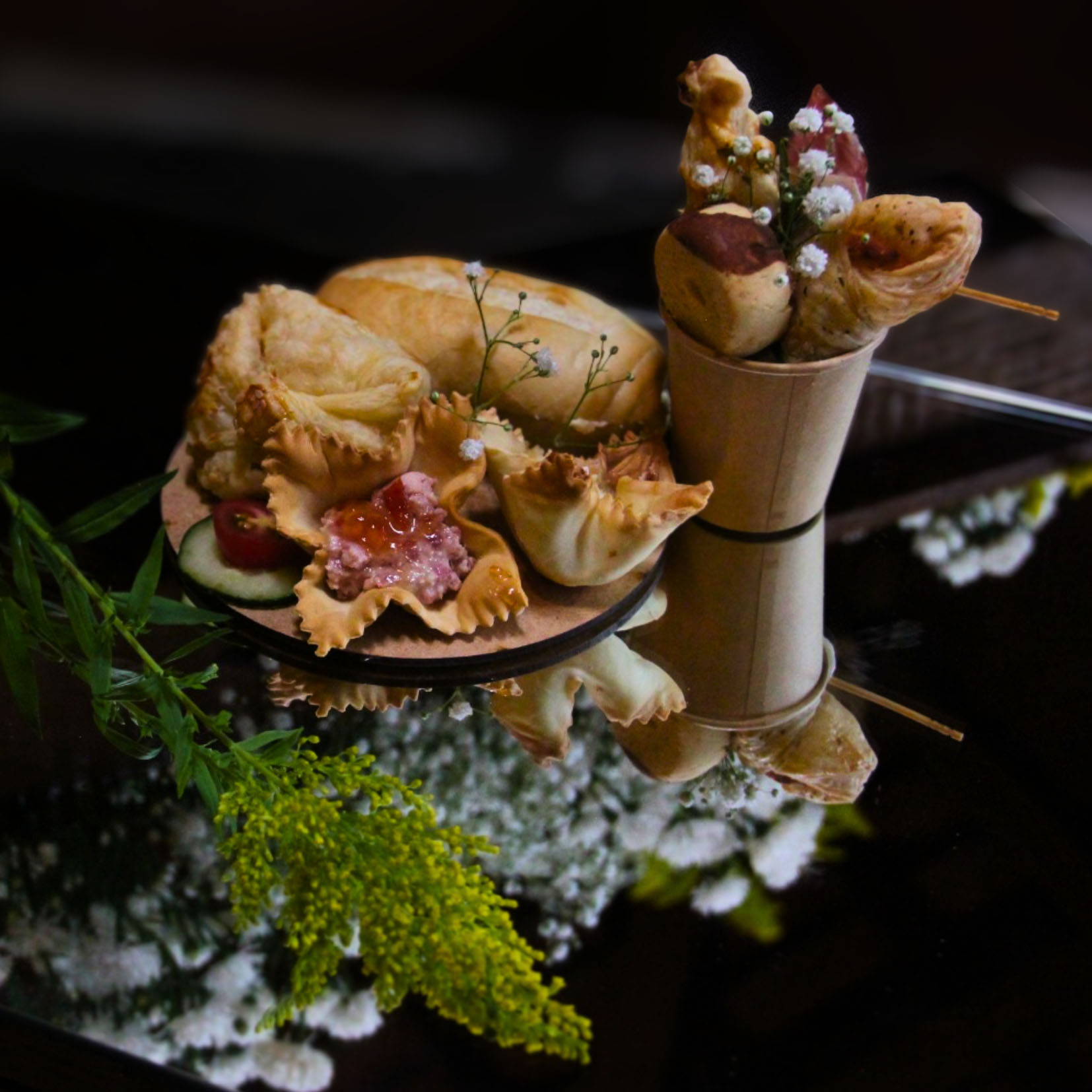 Ingredientes frescos na mesa corporativo da Solaris Gastronomia com salgados e apresentação elegante