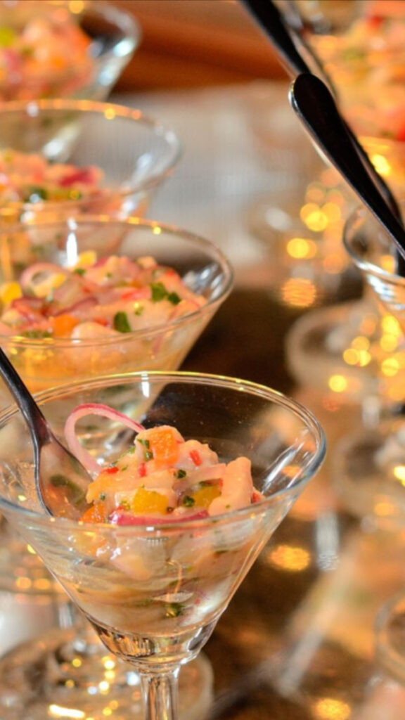 Mesa de coffee break corporativo da Solaris Gastronomia com salgados e apresentação elegante